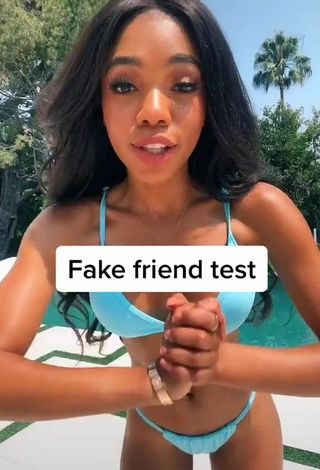 2. Adorable Teala Dunn Enseña El Culo En La Piscina