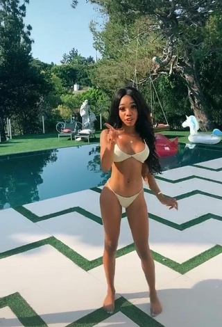 Teala Dunn Enseña el culo en la piscina