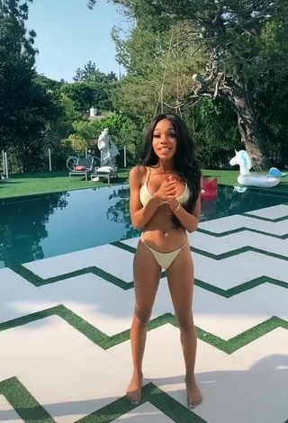 2. Teala Dunn Enseña El Culo En La Piscina