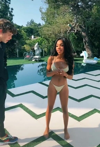 3. Teala Dunn Enseña El Culo En La Piscina