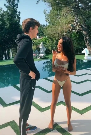 4. Teala Dunn Enseña El Culo En La Piscina