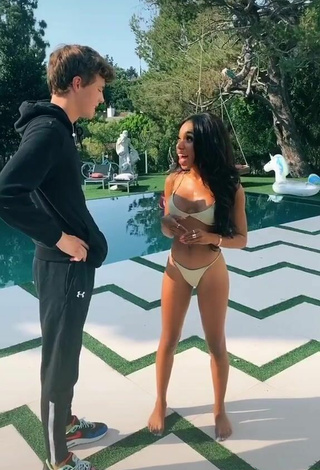 5. Teala Dunn Enseña El Culo En La Piscina