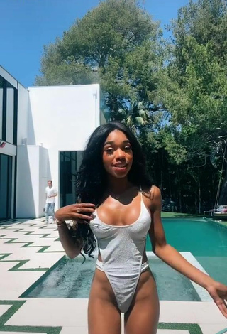 2. Seductora Teala Dunn Enseña El Culo En La Piscina