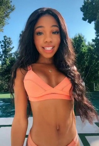 Teala Dunn Enseña el culo en la piscina