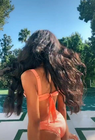 2. Teala Dunn Enseña El Culo En La Piscina