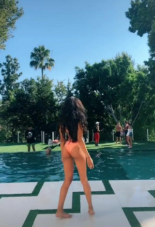 5. Teala Dunn Enseña El Culo En La Piscina