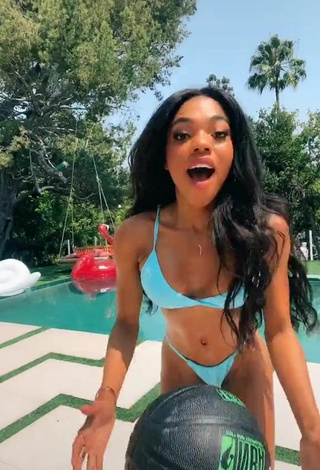 5. Realmente Linda Teala Dunn Enseña El Culo En La Piscina