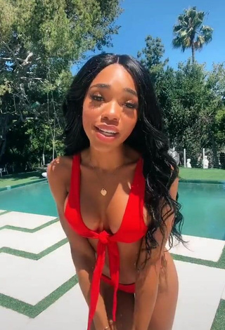 Erótica Teala Dunn Enseña el culo en la piscina