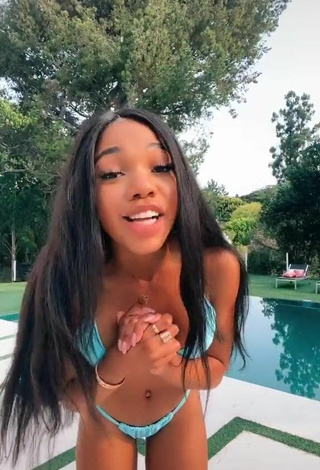 Sexy Teala Dunn Enseña el culo en la piscina y Senos Saltarines