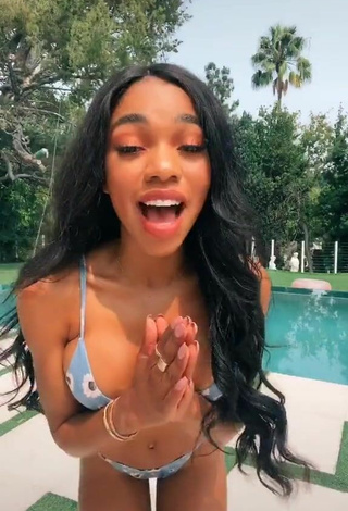 Dulce Teala Dunn Enseña el culo en la piscina