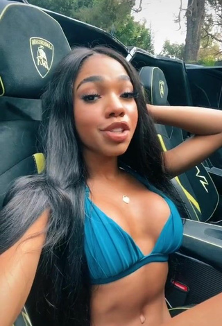 Hermosa Teala Dunn enseña escote con Sujetador de Bikini en un coche