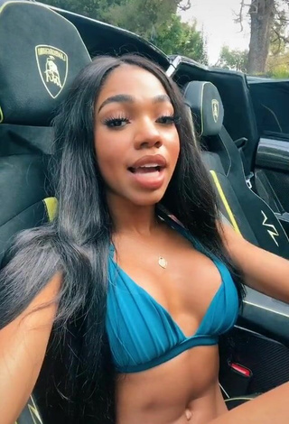 2. Hermosa Teala Dunn Enseña Escote Con Sujetador De Bikini En Un Coche