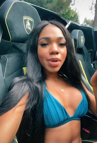 3. Hermosa Teala Dunn Enseña Escote Con Sujetador De Bikini En Un Coche