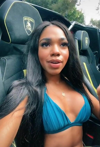 4. Hermosa Teala Dunn Enseña Escote Con Sujetador De Bikini En Un Coche