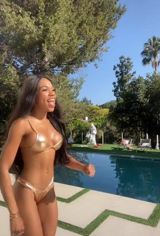 Adorable Teala Dunn enseña escote con Bikini Dorado en la piscina