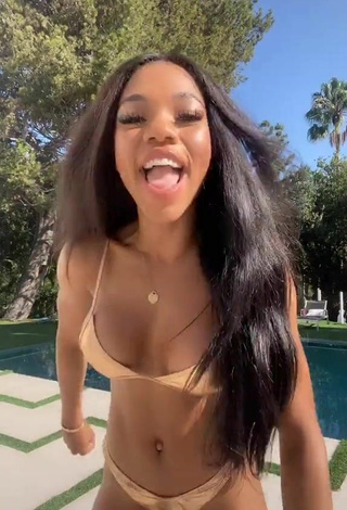 2. Adorable Teala Dunn Enseña Escote Con Bikini Dorado En La Piscina