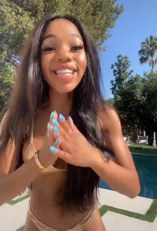 3. Adorable Teala Dunn Enseña Escote Con Bikini Dorado En La Piscina