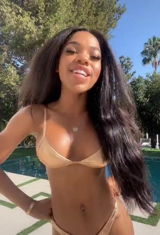 5. Adorable Teala Dunn Enseña Escote Con Bikini Dorado En La Piscina