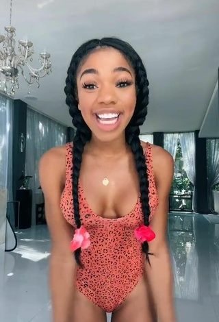 Caliente Teala Dunn enseña escote con Traje de Baño Leopardo y Pechos Saltarinas