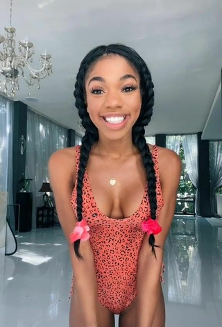 2. Caliente Teala Dunn Enseña Escote Con Traje De Baño Leopardo Y Pechos Saltarinas