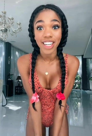 4. Caliente Teala Dunn Enseña Escote Con Traje De Baño Leopardo Y Pechos Saltarinas