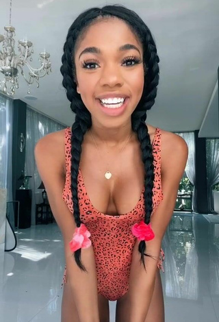 5. Caliente Teala Dunn Enseña Escote Con Traje De Baño Leopardo Y Pechos Saltarinas