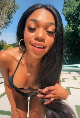 2. Teala Dunn Parece Preciosa Con Bikini Negro