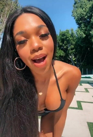 4. Teala Dunn Parece Preciosa Con Bikini Negro