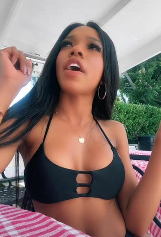 4. Sexy Teala Dunn Enseña Escote Con Sujetador De Bikini