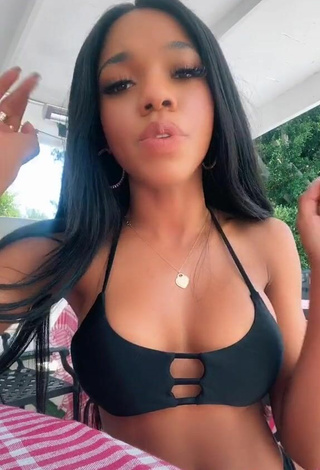 5. Sexy Teala Dunn Enseña Escote Con Sujetador De Bikini