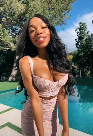 Preciosa Teala Dunn enseña escote con Top Corto Leopardo en la piscina