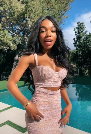 3. Preciosa Teala Dunn Enseña Escote Con Top Corto Leopardo En La Piscina