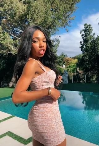 5. Preciosa Teala Dunn Enseña Escote Con Top Corto Leopardo En La Piscina