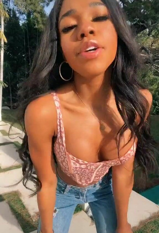 Más caliente Teala Dunn enseña escote con Top Corto Leopardo