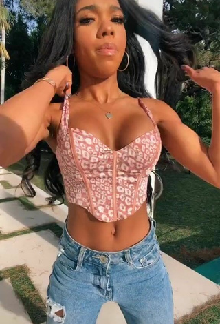 2. Más Caliente Teala Dunn Enseña Escote Con Top Corto Leopardo