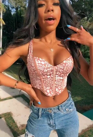 3. Más Caliente Teala Dunn Enseña Escote Con Top Corto Leopardo