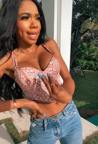 4. Más Caliente Teala Dunn Enseña Escote Con Top Corto Leopardo