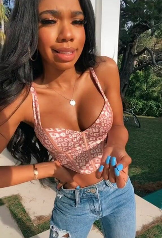 5. Más Caliente Teala Dunn Enseña Escote Con Top Corto Leopardo