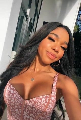 Caliente Teala Dunn enseña escote con Top Corto Leopardo