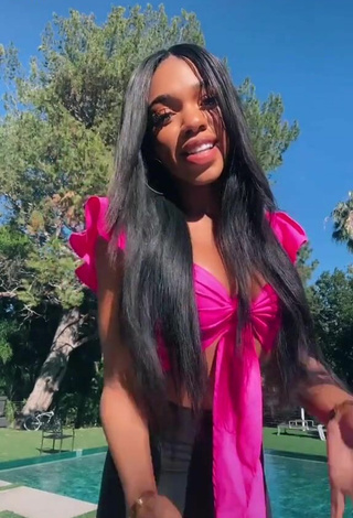 1. Sexy Teala Dunn Con Leggings Negro En La Piscina