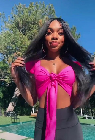 2. Sexy Teala Dunn Con Leggings Negro En La Piscina