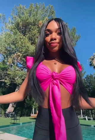 3. Sexy Teala Dunn Con Leggings Negro En La Piscina