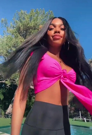 5. Sexy Teala Dunn Con Leggings Negro En La Piscina