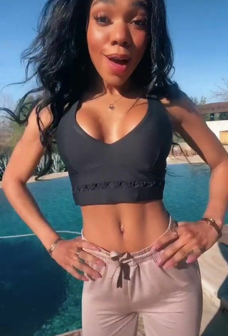 Sensual Teala Dunn Enseña el culo en la piscina mientras hace twerking