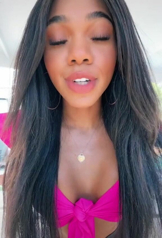 Bonita Teala Dunn enseña escote con Top Corto Rosado Margarita