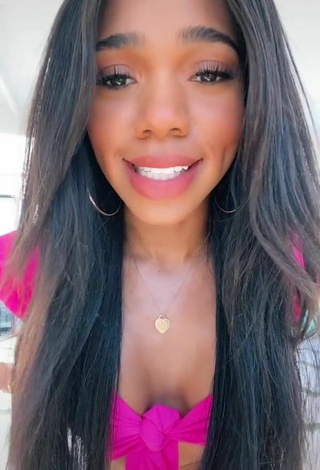 2. Bonita Teala Dunn Enseña Escote Con Top Corto Rosado Margarita