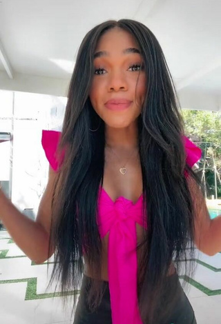 3. Bonita Teala Dunn Enseña Escote Con Top Corto Rosado Margarita