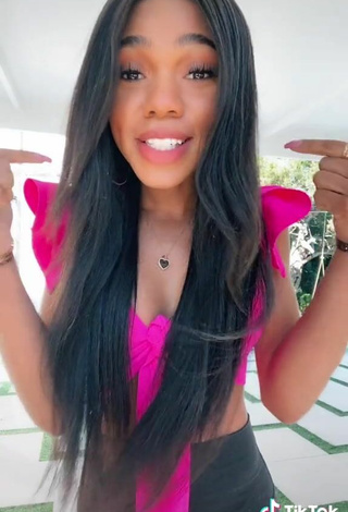 4. Bonita Teala Dunn Enseña Escote Con Top Corto Rosado Margarita