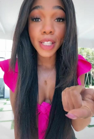 5. Bonita Teala Dunn Enseña Escote Con Top Corto Rosado Margarita