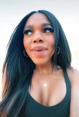 Sexy Teala Dunn enseña escote con Top Negro